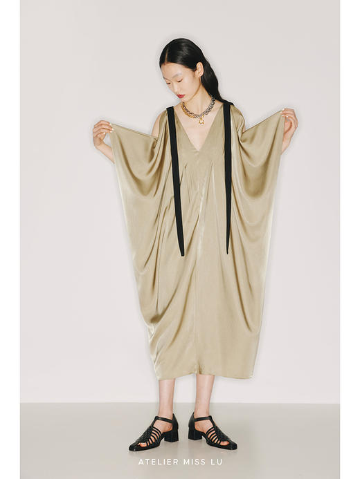 【流金琥珀】肩部飘带设计立裁垂褶浅金绿V领无袖连衣裙/2200009 商品图1