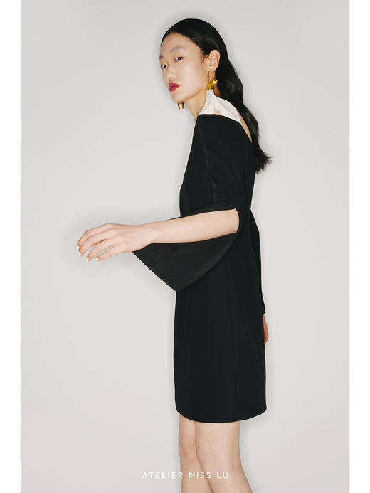 【日光轻旅】象牙白手工圆片装饰U型领袖口开衩黑色收腰连衣裙/22000017 商品图2