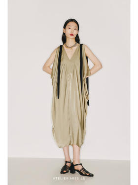 【流金琥珀】肩部飘带设计立裁垂褶浅金绿V领无袖连衣裙/2200009