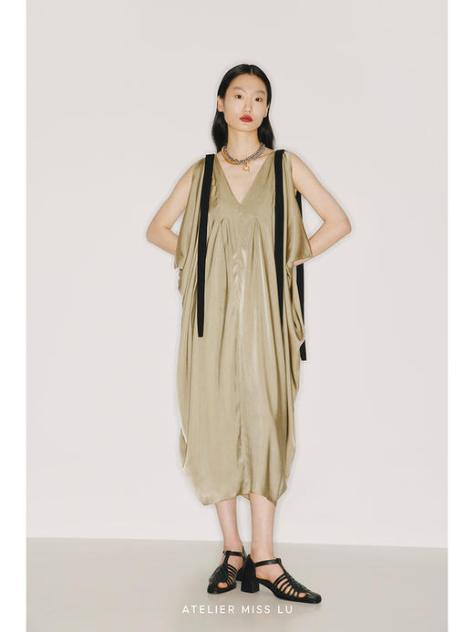 【流金琥珀】肩部飘带设计立裁垂褶浅金绿V领无袖连衣裙/2200009 商品图0