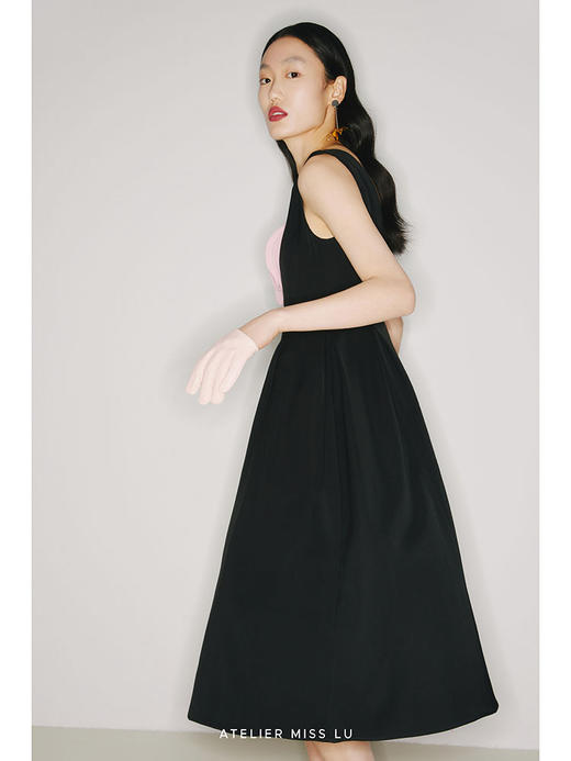 【旋转舞者】手工圆片撞色拼接弧形V领黑色无袖连衣裙/22000027 商品图3