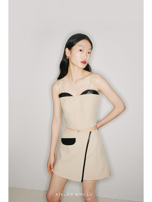 【猫耳】浅半圆领口设计环保PU皮质拼接燕麦浅驼吊带上衣/220018 商品图2