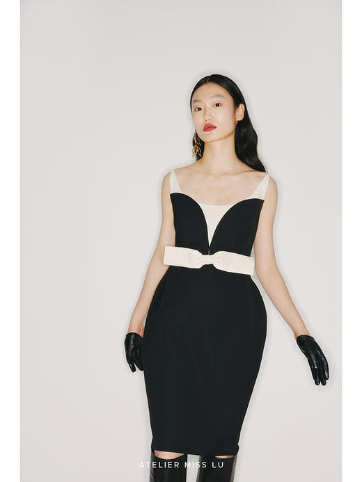 【加拉辛】大弧线黑色拼米白细肩带蝴蝶结黑色收腰连衣裙/2200002 商品图2
