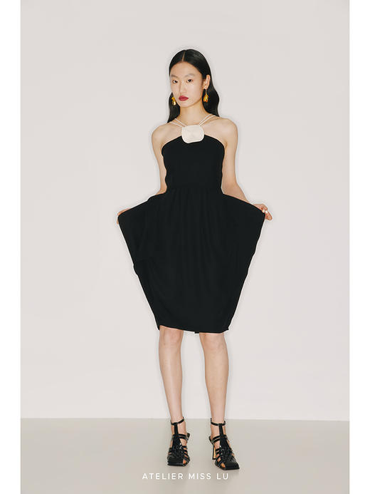 【月光爱丽丝】手工圆片装饰立裁垂褶黑色收腰吊带连衣裙/22000023 商品图1