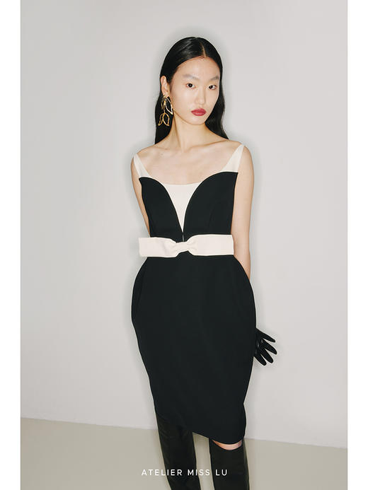 【加拉辛】大弧线黑色拼米白细肩带蝴蝶结黑色收腰连衣裙/2200002 商品图3