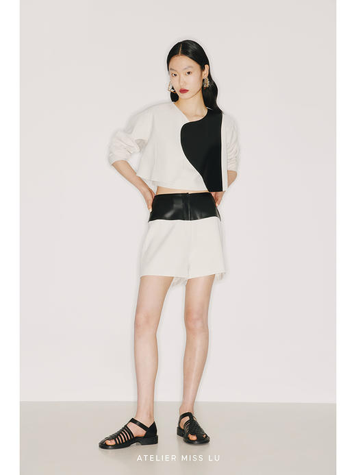 【昼夜】环保PU皮质撞色拼接浅青白小A字短裤/220008 商品图0