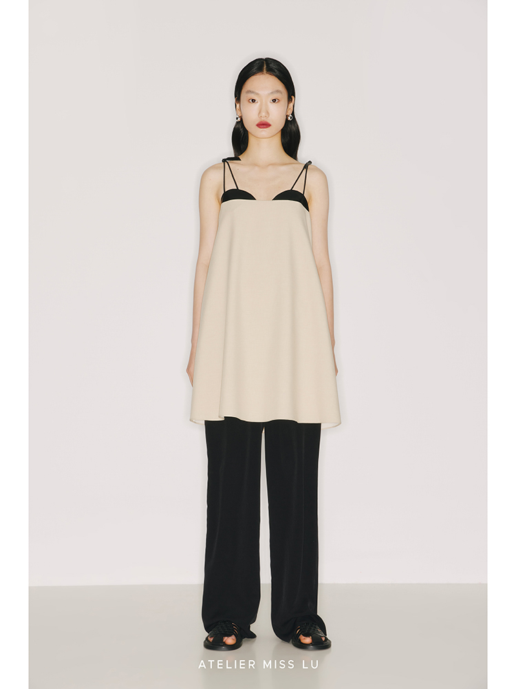 【双生】浅半圆领口设计环保PU皮质拼接燕麦浅驼撞色吊带连衣裙/22000021A