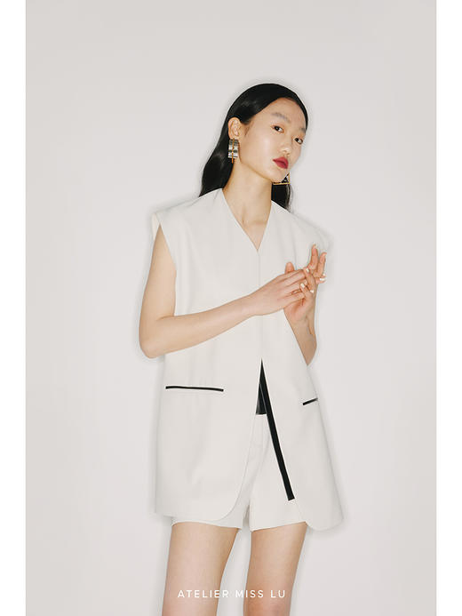 【白日飞行】环保PU皮质撞色拼接浅青白无袖马甲/220017 商品图2