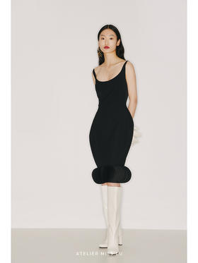 【圆半】裙摆立体裁片拼接圆弧领黑色收腰设计连衣裙/2200001