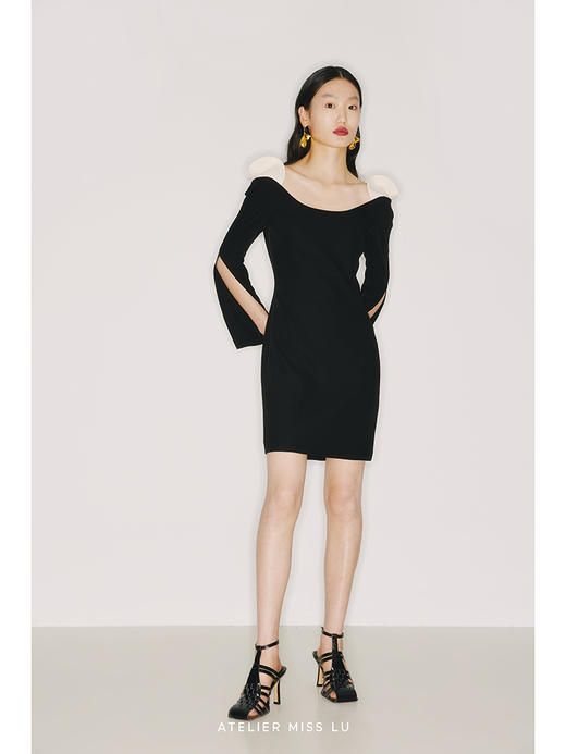 【日光轻旅】象牙白手工圆片装饰U型领袖口开衩黑色收腰连衣裙/22000017 商品图1