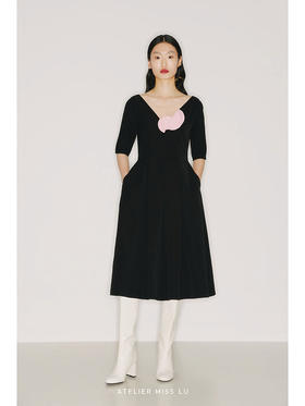 【华尔兹】手工圆片撞色拼接弧形V领黑色中袖连衣裙/22000028