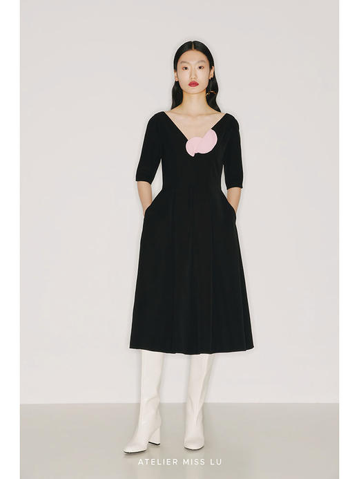 【华尔兹】手工圆片撞色拼接弧形V领黑色中袖连衣裙/22000028 商品图0