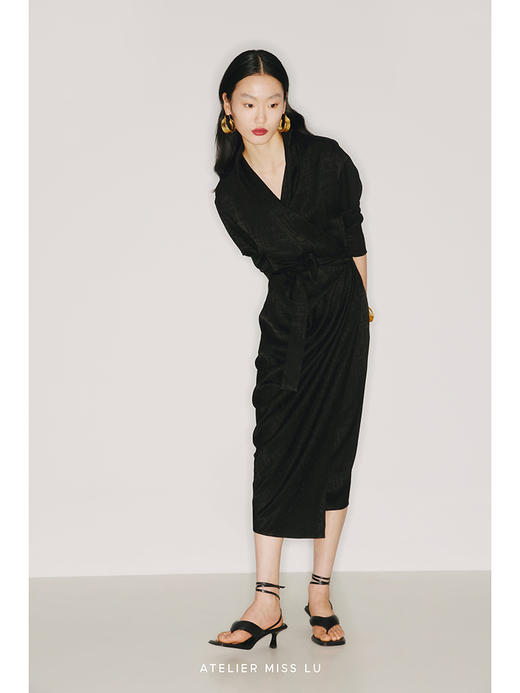 【春日信徒】定制款日本进口三醋酸光泽黑立裁裹身长袖连衣裙/22000030A 商品图2