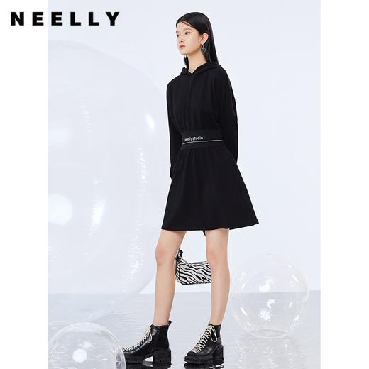NEELLY纳俪简约连帽撞色字母收腰卫衣连衣裙女A字裙中长款秋季N21091Y01197 商品图1