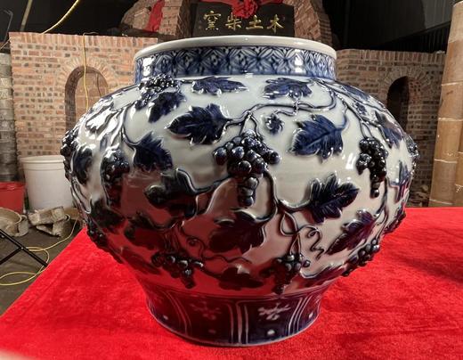 紫气东来葡萄元青花大罐 商品图0