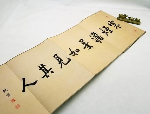 中国历代百部经典绘画：《河上花图》，布面盒装，册页装，八大山人绘，江西美术出版社2012年版，北京雅昌印制，定价980，售价166元。

朱耷《河上花圖》，纸本设色 纵46.8厘米 横1945厘米。此 商品图6