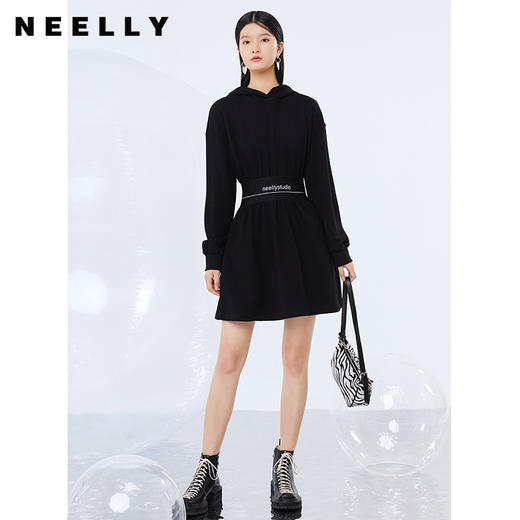NEELLY纳俪简约连帽撞色字母收腰卫衣连衣裙女A字裙中长款秋季N21091Y01197 商品图2