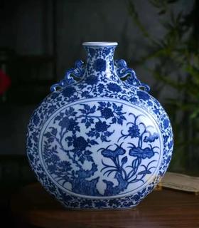 缠枝莲开窗花卉抱月瓶