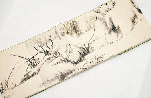 中国历代百部经典绘画：《河上花图》，布面盒装，册页装，八大山人绘，江西美术出版社2012年版，北京雅昌印制，定价980，售价166元。

朱耷《河上花圖》，纸本设色 纵46.8厘米 横1945厘米。此 商品图12