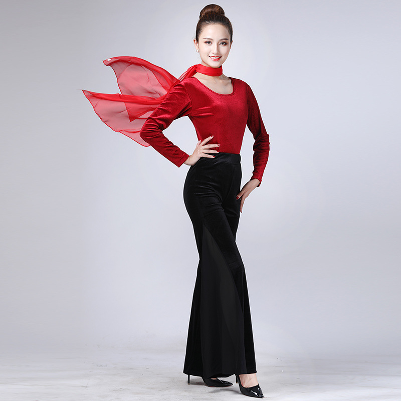 红色长袖+黑色大喇叭裤+红色围巾