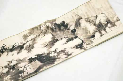 中国历代百部经典绘画：《河上花图》，布面盒装，册页装，八大山人绘，江西美术出版社2012年版，北京雅昌印制，定价980，售价166元。

朱耷《河上花圖》，纸本设色 纵46.8厘米 横1945厘米。此 商品图11