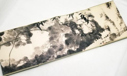 中国历代百部经典绘画：《河上花图》，布面盒装，册页装，八大山人绘，江西美术出版社2012年版，北京雅昌印制，定价980，售价166元。

朱耷《河上花圖》，纸本设色 纵46.8厘米 横1945厘米。此 商品图9