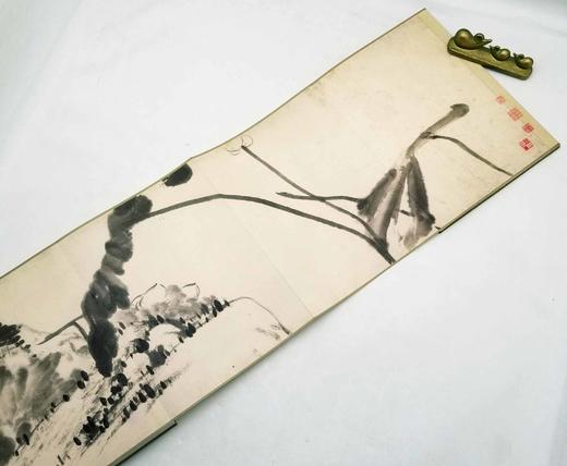 中国历代百部经典绘画：《河上花图》，布面盒装，册页装，八大山人绘，江西美术出版社2012年版，北京雅昌印制，定价980，售价166元。

朱耷《河上花圖》，纸本设色 纵46.8厘米 横1945厘米。此 商品图8