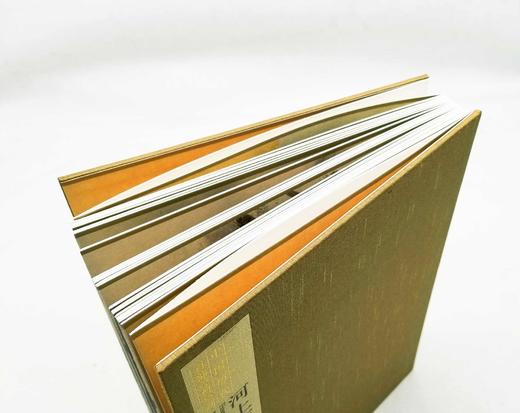 中国历代百部经典绘画：《河上花图》，布面盒装，册页装，八大山人绘，江西美术出版社2012年版，北京雅昌印制，定价980，售价166元。

朱耷《河上花圖》，纸本设色 纵46.8厘米 横1945厘米。此 商品图4