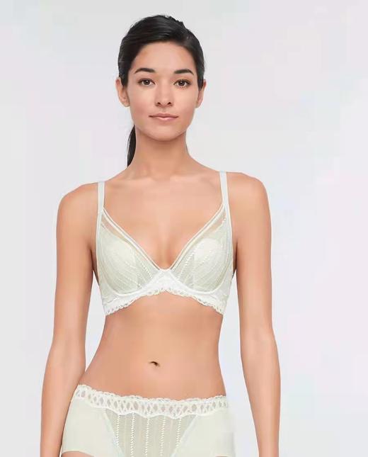 百货世界-爱慕-印迹3/4薄衬垫隐孔花瓣文胸 商品图0