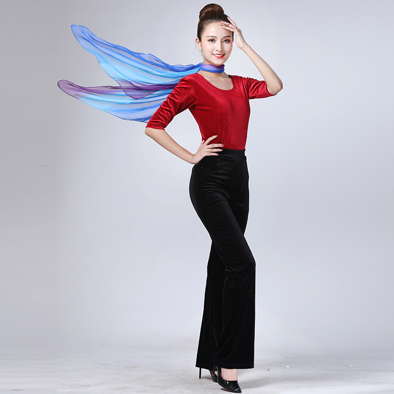 红色中袖+黑色微喇裤+蓝色围巾