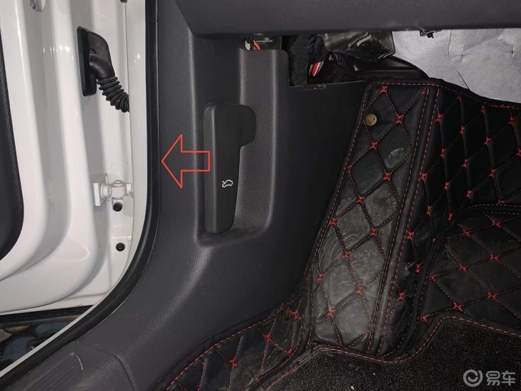 给爱车添加玻璃水和油膜去除剂