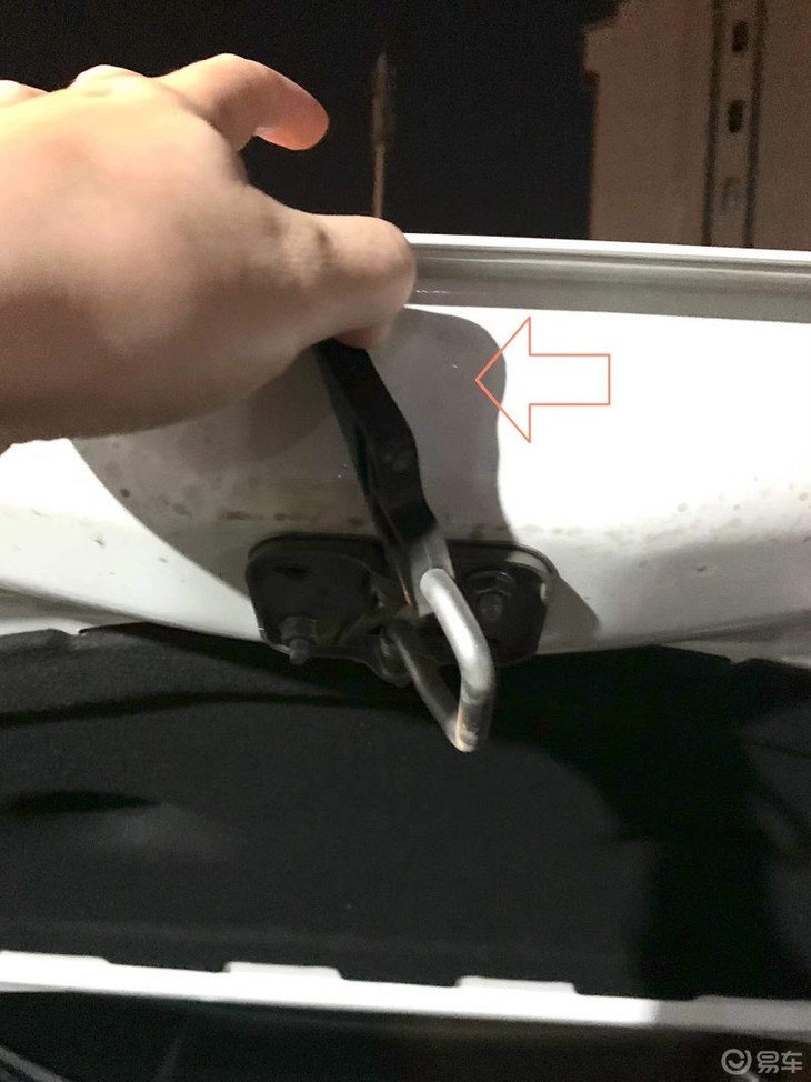 给爱车添加玻璃水和油膜去除剂