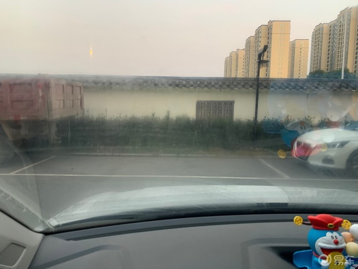 给爱车添加玻璃水和油膜去除剂