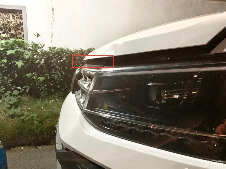 给爱车添加玻璃水和油膜去除剂