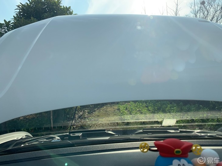 给爱车添加玻璃水和油膜去除剂