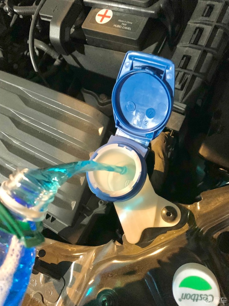 给爱车添加玻璃水和油膜去除剂