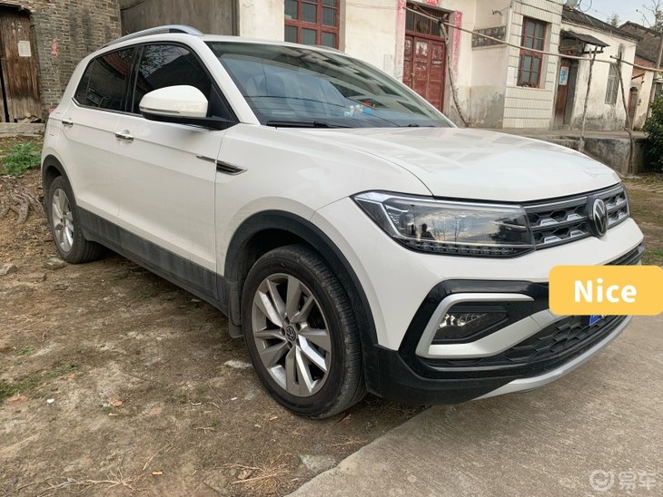 给爱车添加玻璃水和油膜去除剂