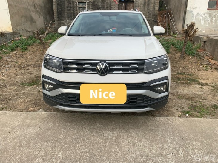 给爱车添加玻璃水和油膜去除剂