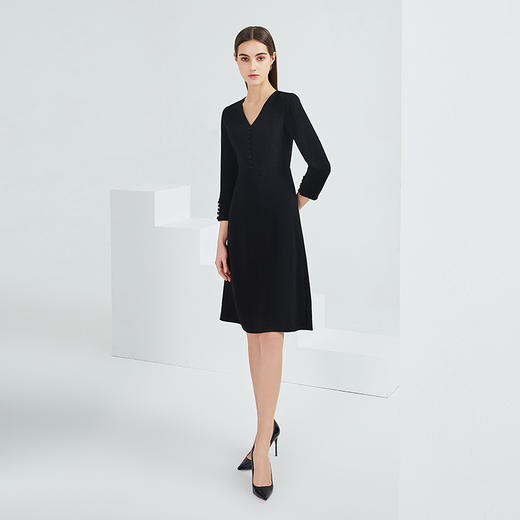 EITIE爱特爱春季新款洋气复古V领修身显瘦简约百搭气质连衣裙6307013 商品图6