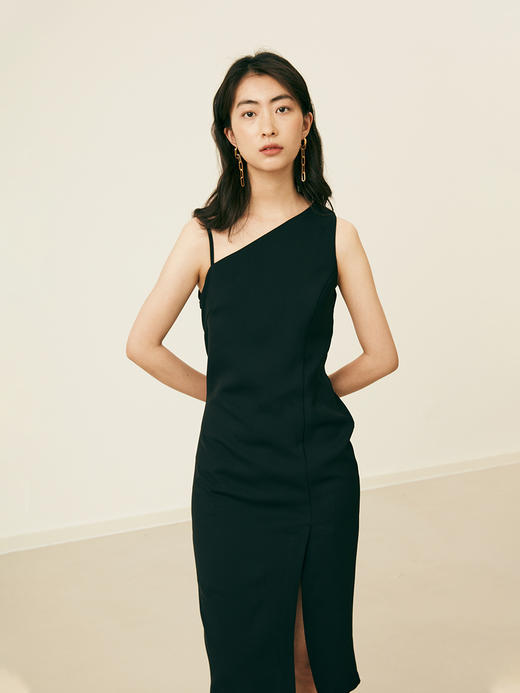 HeyDress黑色吊带连衣裙女夏季垂感斜领设计感小黑裙气质小众裙子 商品图1