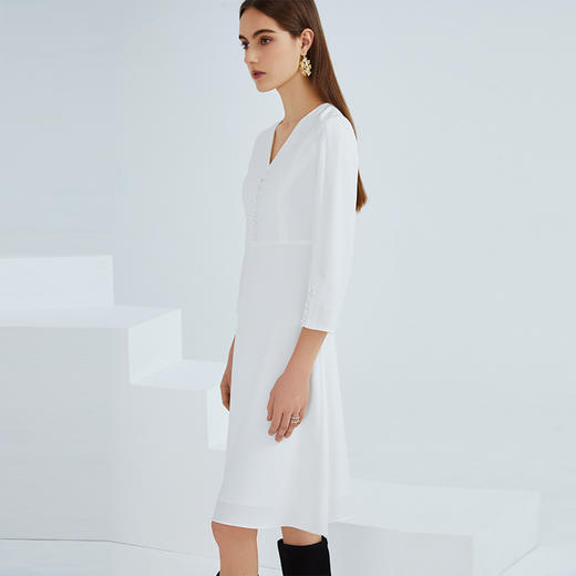 EITIE爱特爱春季新款洋气复古V领修身显瘦简约百搭气质连衣裙6307013 商品图2