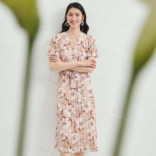 EITIE爱特爱夏季新款修身显瘦气质V领印花褶皱连衣裙中裙6607301 商品图1