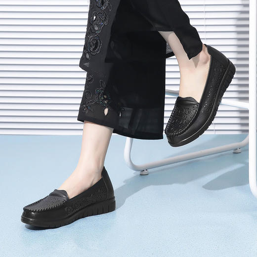 信诺真皮舒适女鞋镂空透气妈妈鞋夏款软底中老年人皮鞋平底凉鞋 22C6315-036 商品图3