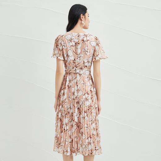 EITIE爱特爱夏季新款修身显瘦气质V领印花褶皱连衣裙中裙6607301 商品图4