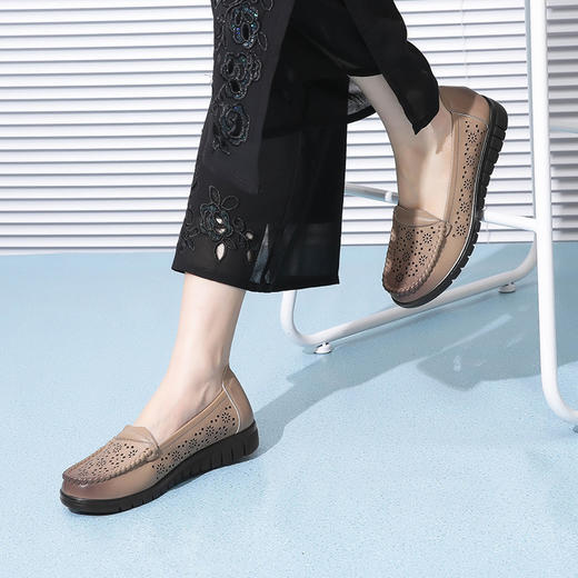 信诺真皮舒适女鞋镂空透气妈妈鞋夏款软底中老年人皮鞋平底凉鞋 22C6315-036 商品图4