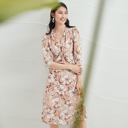 EITIE爱特爱夏季新款修身显瘦优雅V领五分袖印花连衣裙中裙6607302 商品图2