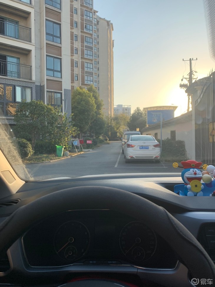 给爱车添加玻璃水和油膜去除剂