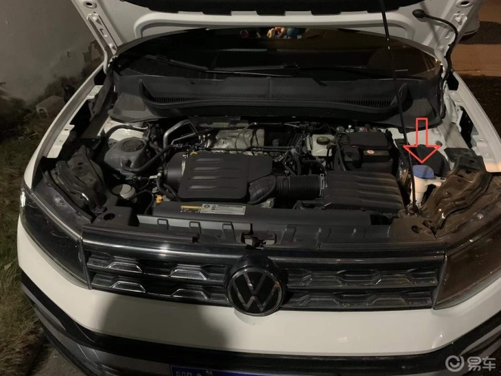 给爱车添加玻璃水和油膜去除剂