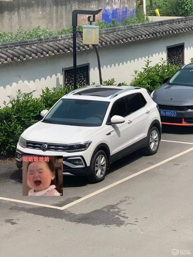 给爱车添加玻璃水和油膜去除剂