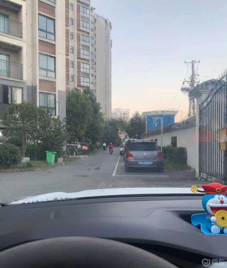 给爱车添加玻璃水和油膜去除剂